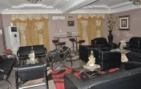 Prestige Hotel And Suites - Phòng tập thể hình