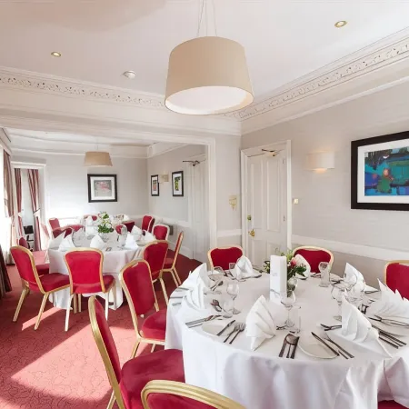 Atholl Hotel Отели рядом с достопримечательностью «Замок Слэйнс»