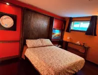 Cozy Retreat Chalet with Loft Bedroom & Fireplace – Near Nelson & Ski Hills - Hytter