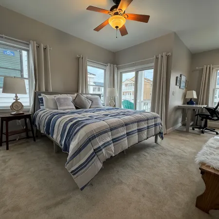 Beach Block , Barbeque, & Fully Stocked! 3 Parking Spots and Great for Families!