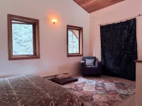Cozy Retreat Chalet with Loft Bedroom & Fireplace – Near Nelson & Ski Hills - Hytter