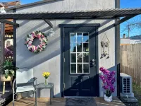 Charming tiny house in lovely Lowell with AC, WiFi, fenced in private space - 3성급