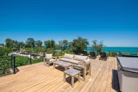 Luxury Beachfront Home! Steps to Beach and Shopping and Sweeping Bay Views! - 무료 와이파이
