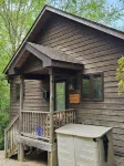Cute lil cabin w/hottub overlooking the trout pond