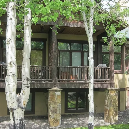 Mountain 4bed 5bath Townhome w Pool, Hot tub, Shuttle, just steps to base.