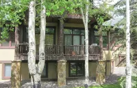 Mountain 4bed 5bath Townhome w Pool, Hot tub, Shuttle, just steps to base.