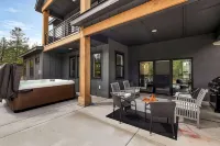 Serene & Modern, Steam Shower, Hot Tub, King Beds - 4-Star