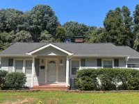 Cozy Stay Near DT w/Deck and Fenced Yard - 4つ星
