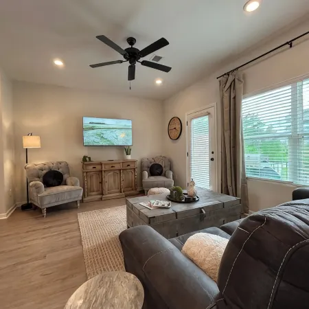 Cozy 2-bedroom condo in adorable Opelika - close to Auburn University