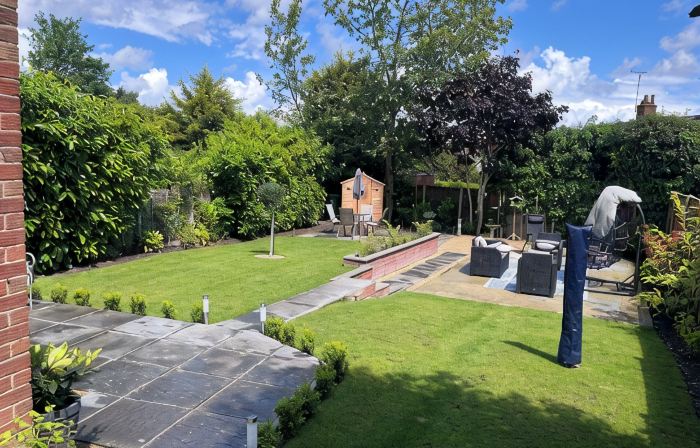 Cosy House in historic market town. Pet friendly with large enclosed garden.
