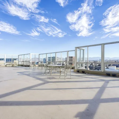 Charming Riverwalk Retreat – Spacious Downtown Condo