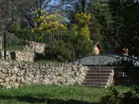 Coquette Tiny-House 5 minutes' walk from all amenities, close to must-sees Hoteles en Joyeuse