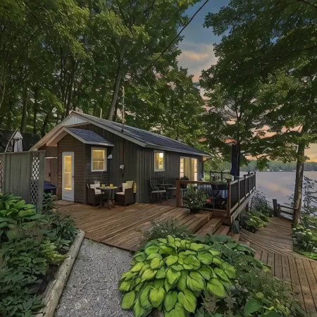 3 BR Lakefront Beach Retreat; Hot Tub, Fire Pits! Pet-friendly!