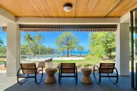 BEACHFRONT HOME 2 acres, Pool, Tennis, Volleyball. Like your own private resort! - de playa