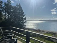 Year Round Beachfront Escape.  Mountain Views, Hot Tub, Dedicated Retreat Room - Bergblick