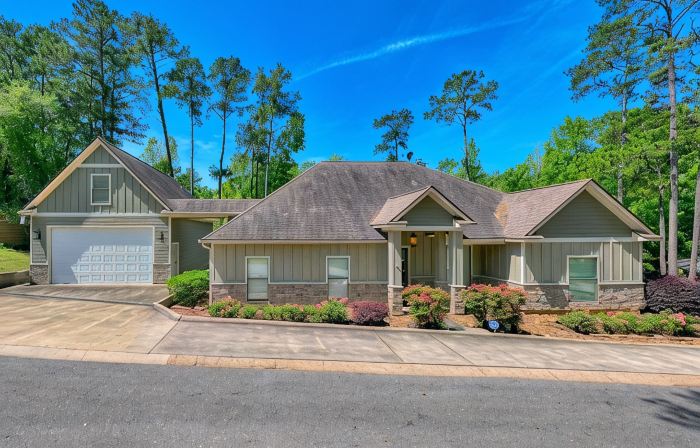 Sleeps 22! First Class home with 2 master suites on Lake Sam Rayburn!