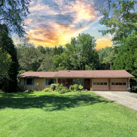 Cheerful Mid Century 3/2 Hideaway in Brevard