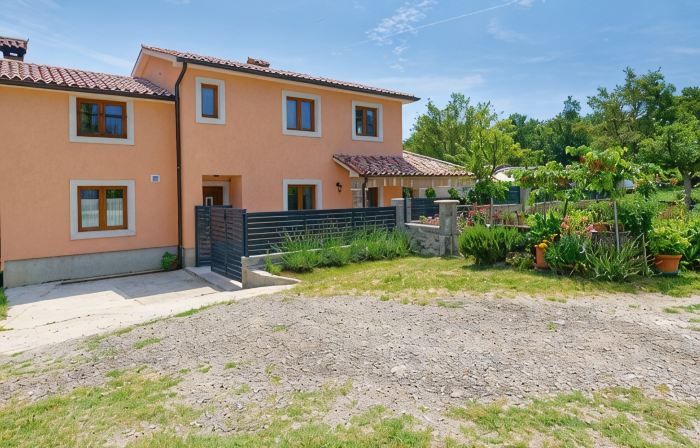 Vacation home Pahari - 6 persons, 3 bedrooms, pool, barbecue, terrace,