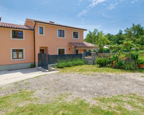 Vacation home Pahari - 6 persons, 3 bedrooms, pool, barbecue, terrace, Hotels in Buzet