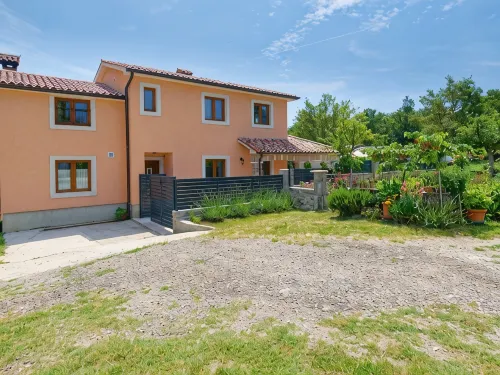 Vacation home Pahari - 6 persons, 3 bedrooms, pool, barbecue, terrace,