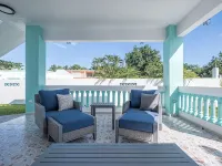 Spacious Home with pool, steps from the beach in Puerto Rico! Hotels in Vega Alta