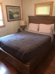 Charming Lakeside Cottage with Lakefront Deck - Homestays