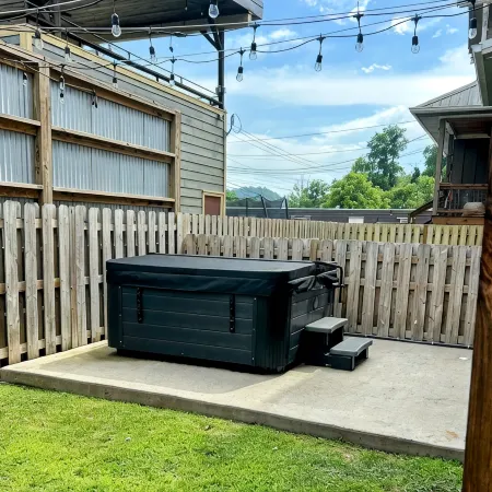 Stylish Downtown Gem • Hot Tub • Custom Bunkroom • Walk Everywhere, Relax, Enjoy
