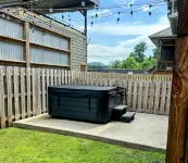 Stylish Downtown Gem • Hot Tub • Custom Bunkroom • Walk Everywhere, Relax, Enjoy - 4 stjerner