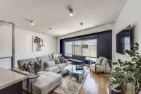 Modern 4 Story Townhome -5 minutes walk to Deep Ellum & Fair Park! - อ่างจากุชชี่