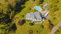 Spacious 5-bedroom farmhouse in peaceful Nokesville with Pool - 4-stjärniga