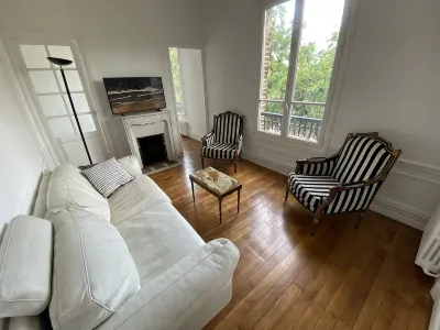 A bright and sunny 85sqm apartment in the heart of l'Île Saint Louis. Hotels in Ile Saint-Louis