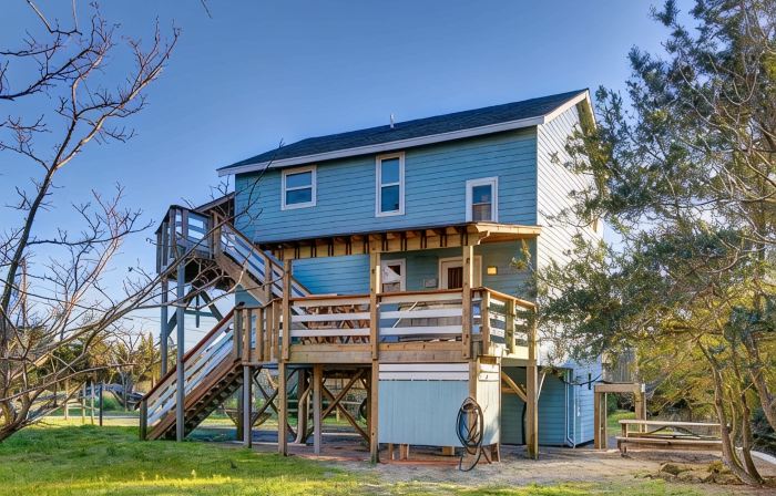 Surf Chalet w/ hot tub and kayaks
