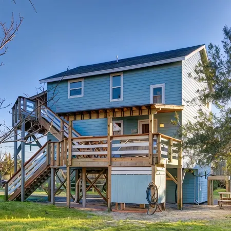 Surf Chalet w/ hot tub and kayaks
