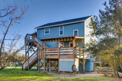 Surf Chalet w/ hot tub and kayaks