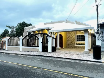 Vacation Family Home-5min from STI airport sleep 6 WiFi +Netflix Hotels in 