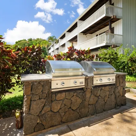 Remodeled Condo with / AC. Short Walk to Beach, Starbucks, and Shops.