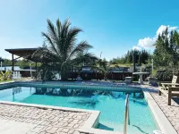 Waterfront home with private dock near the beach - مسبح