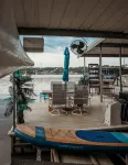LAKE TIME @ THIS SPACIOUS HOUSE ON THE WATER + BOAT+SWIM+RELAX+GREAT AMMENITIES - Homestays