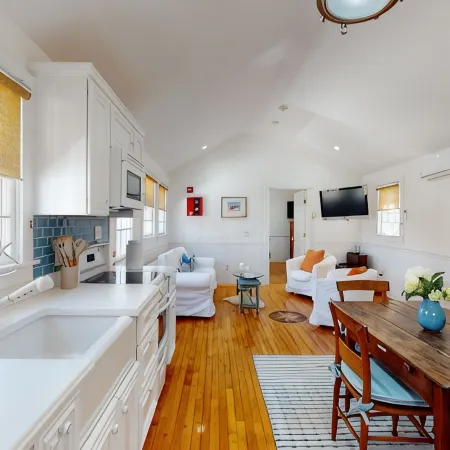 Charming Cottage, Close to Lower Main Street.