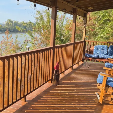Peaceful Log Cabin on Tennessee River! Pet Friendly, Close to Historical Sites.
