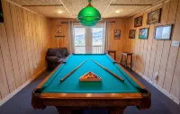 Spacious 5BR w/ epic views, 2 decks, game room, one-step entry, family-friendly! - Balkoner