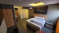 4Play Motel Hotel di 
