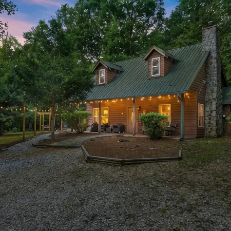 Beautiful Renovations, Hot Tub, Huge King Beds, Amenity Packed