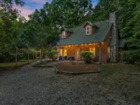Beautiful Renovations, Hot Tub, Huge King Beds, Amenity Packed - Chalets