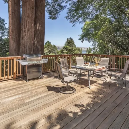 Lloyd's Lookout - Spacious 2 Bed Retreat with Stunning Bay Views
