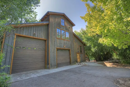 Canyon Lodge- - 8 Acres - Sleeps 10