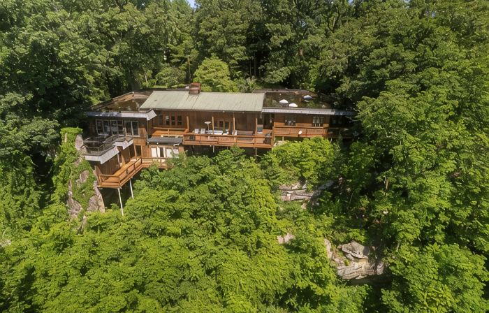 Secluded, Spacious 7 Bedroom Luxury Home w/ Hot Tub & 50 Mile Views into the NRG