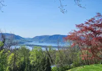 Hudson River View Suite-idyllic getaway with fireplace & private deck-75 min NYC - Apartments