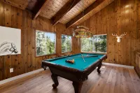New! Rustic & cozy cabin w/pool table, deck, garage, dog friendly! - 4 tähden