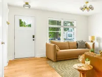 7 Min to Beach, Huge Yard, Fire Pit, BBQ, Beach Gear & Cornhole, by A Haven Away Hotels in Colonial Beach